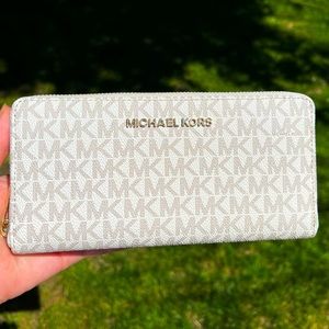 Large ziparound Michael Kors Wallet in Vanilla NWOT